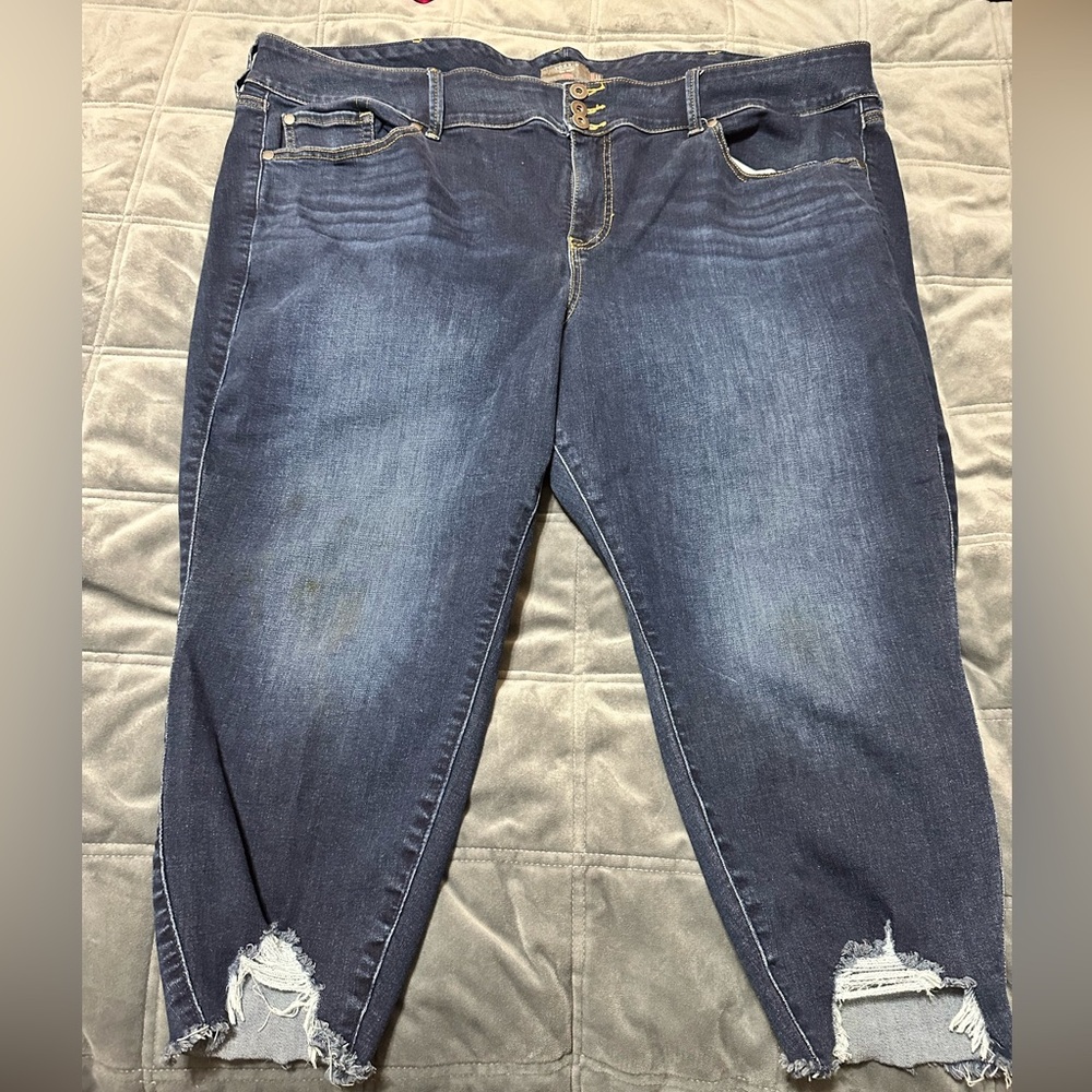 Torrid cropped frayed hem Jeggings